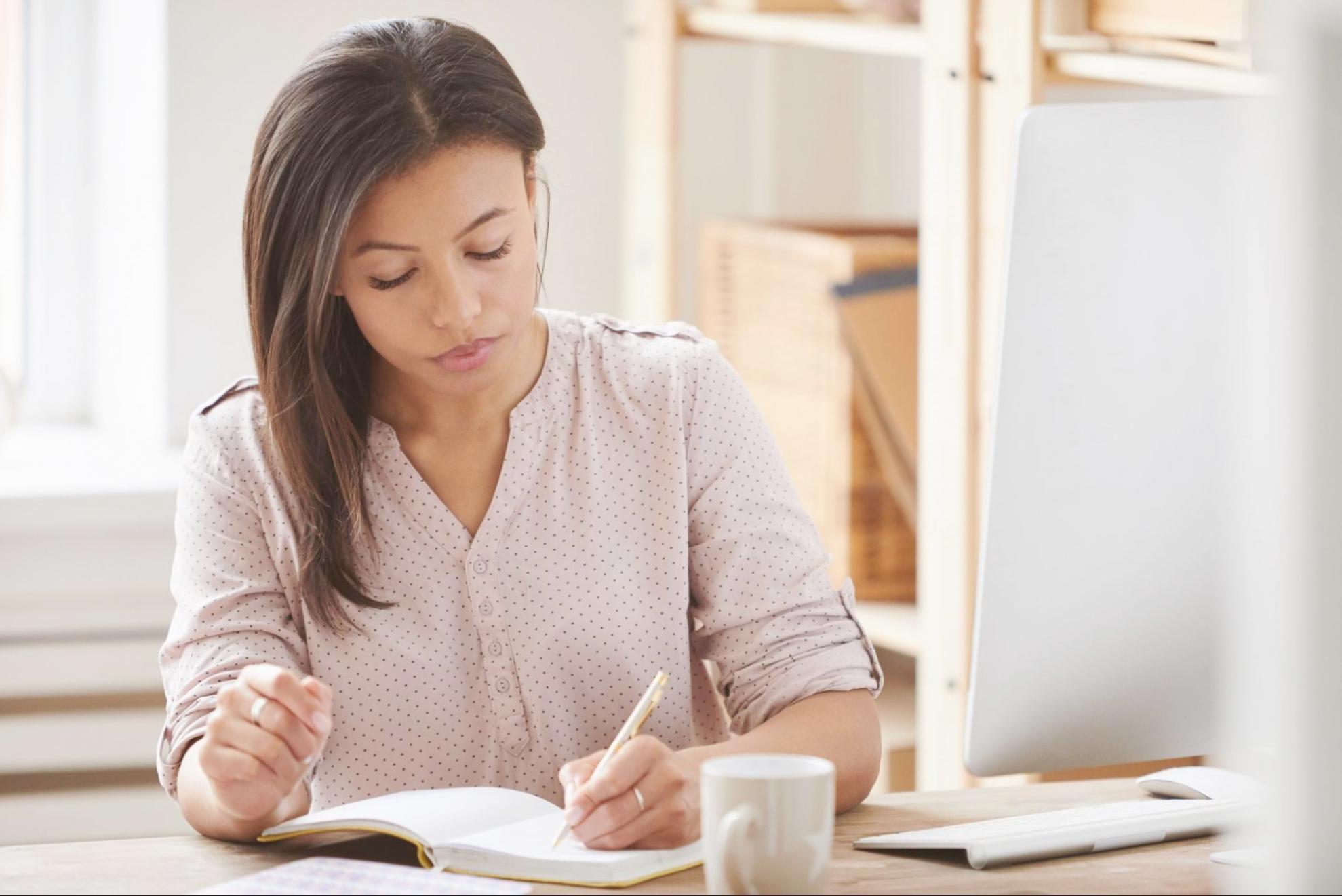 Instructor explicando estrategias de negociación durante sesión en vivo