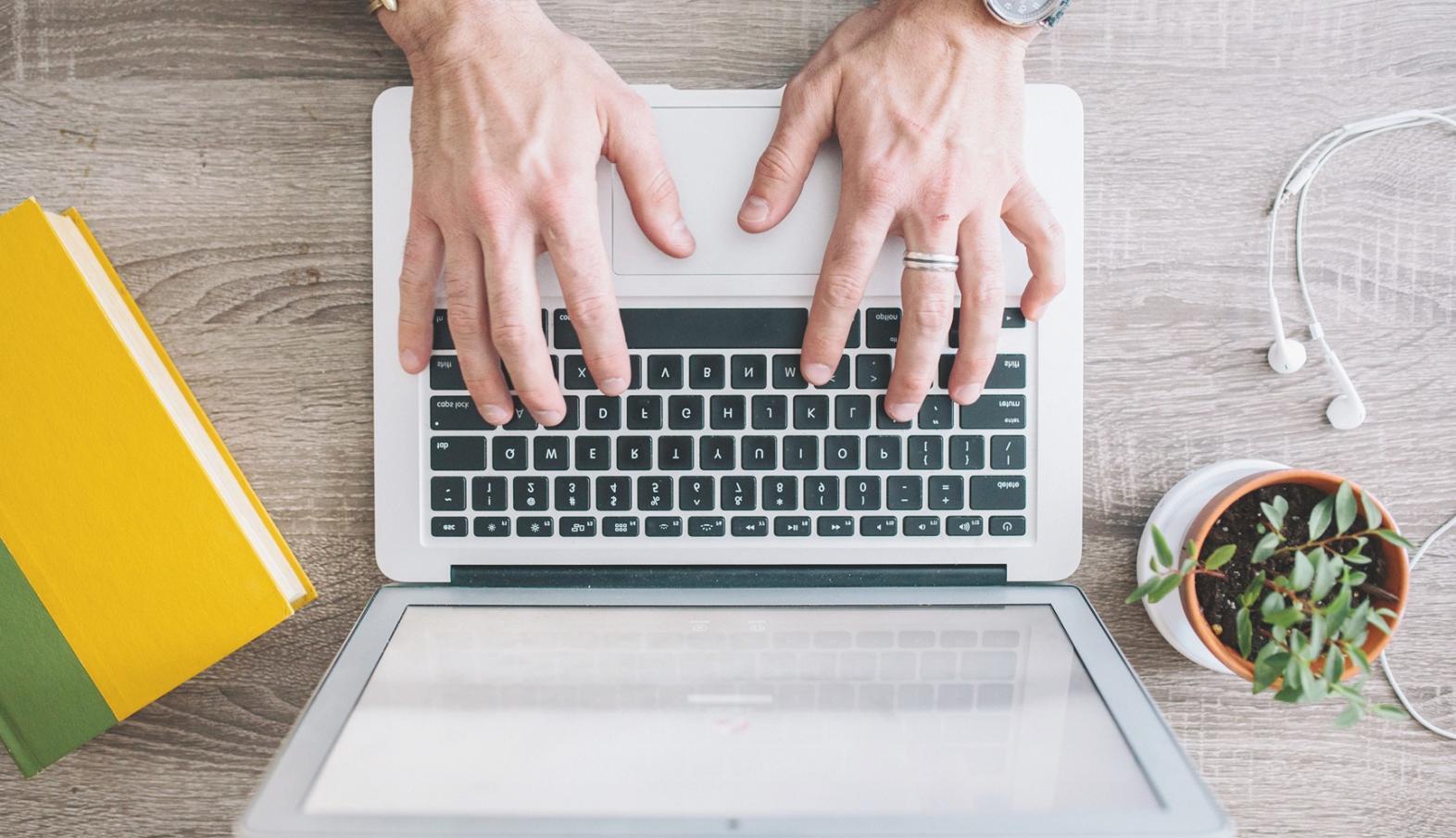 Participante practicando técnicas de cierre durante sesión interactiva