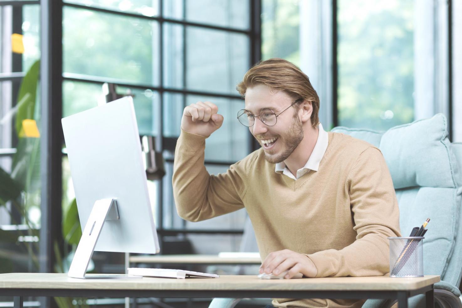 Profesional aplicando técnicas de escucha activa en reunión de negocios