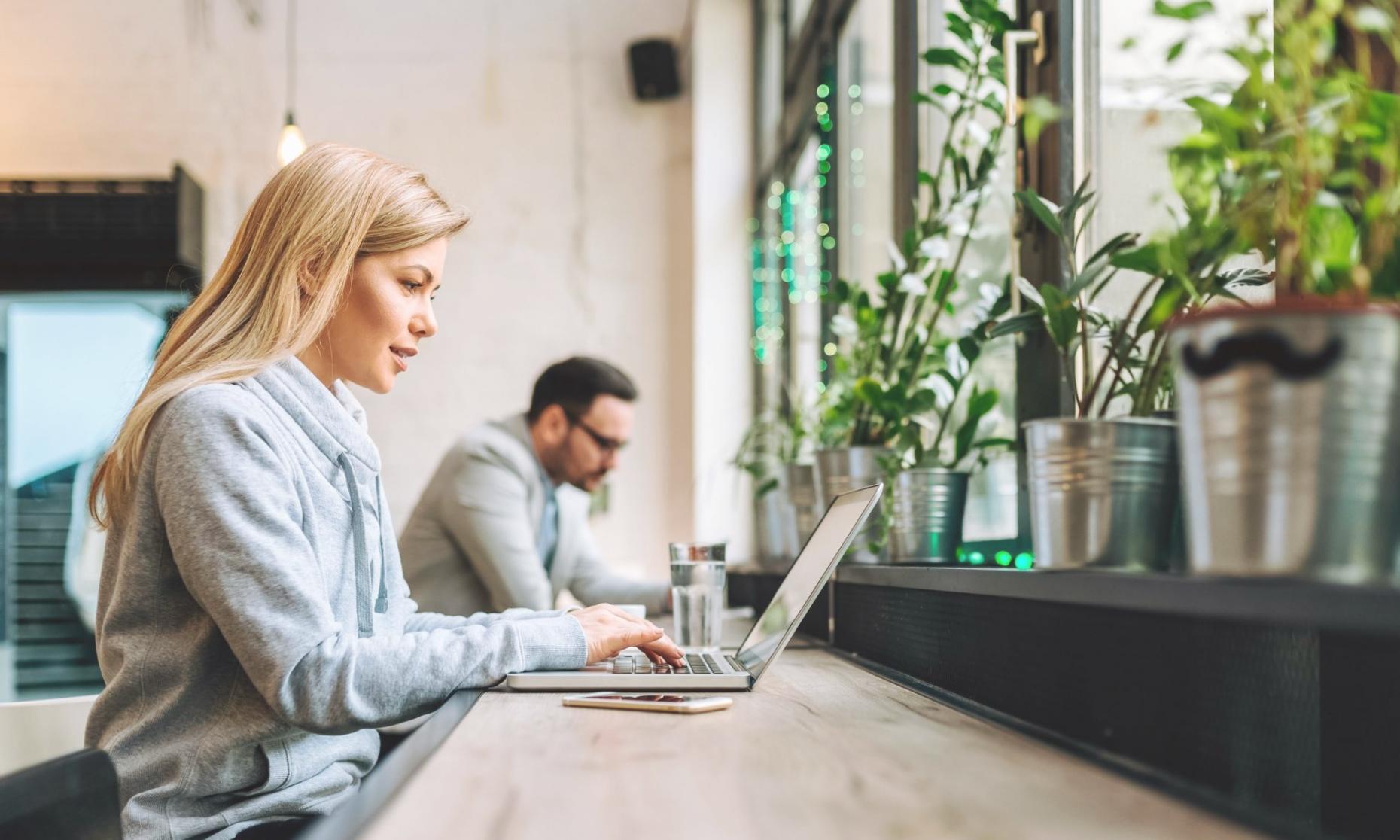 Estudiantes aprendiendo técnicas de comunicación efectiva