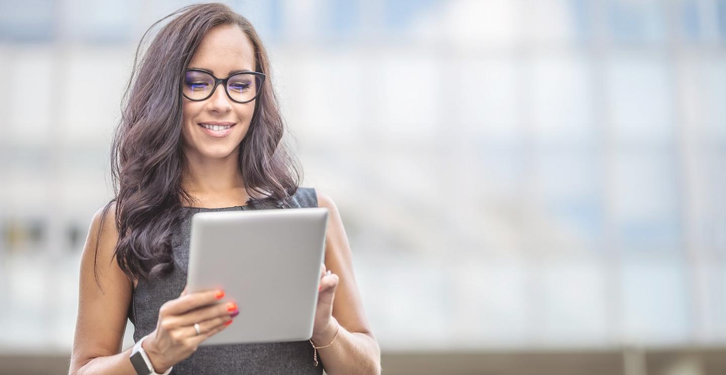 Equipo de ventas practicando manejo de objeciones en taller